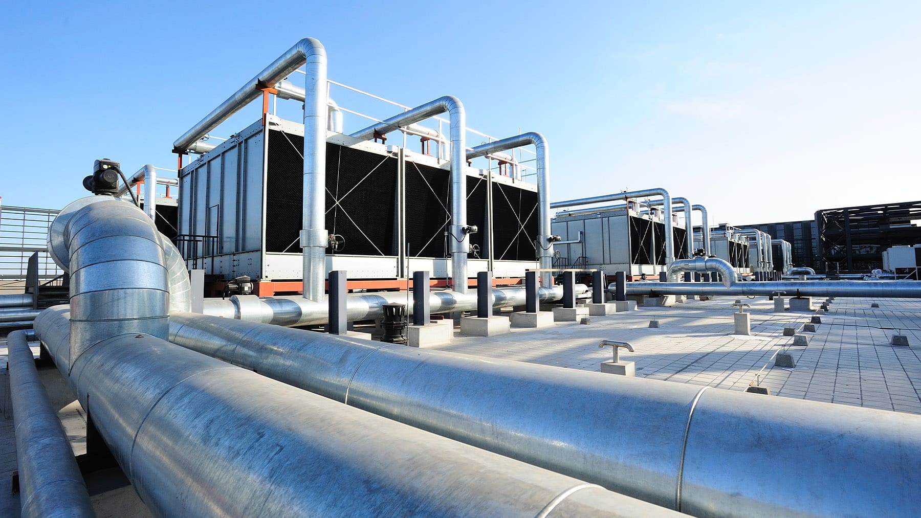 Modern data center cooling system using evaporative cooling and liquid cooling to recycle water efficiently, reducing water consumption and improving water usage effectiveness (WUE). This image shows how data centers recycle water using reclaimed water, closed-loop cooling systems, and innovative water management to lower energy and water usage in water-stressed regions.